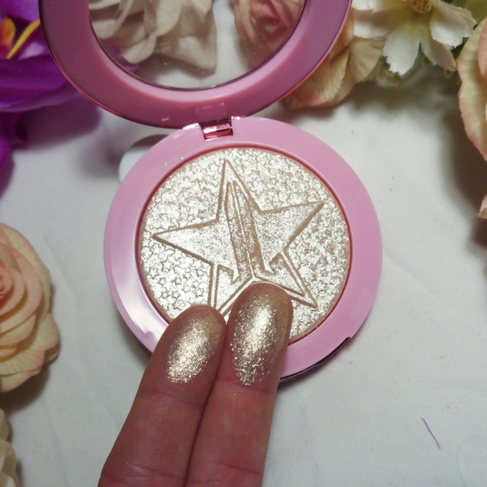 Jeffree Star supreme frost highlighter- Snow Globe